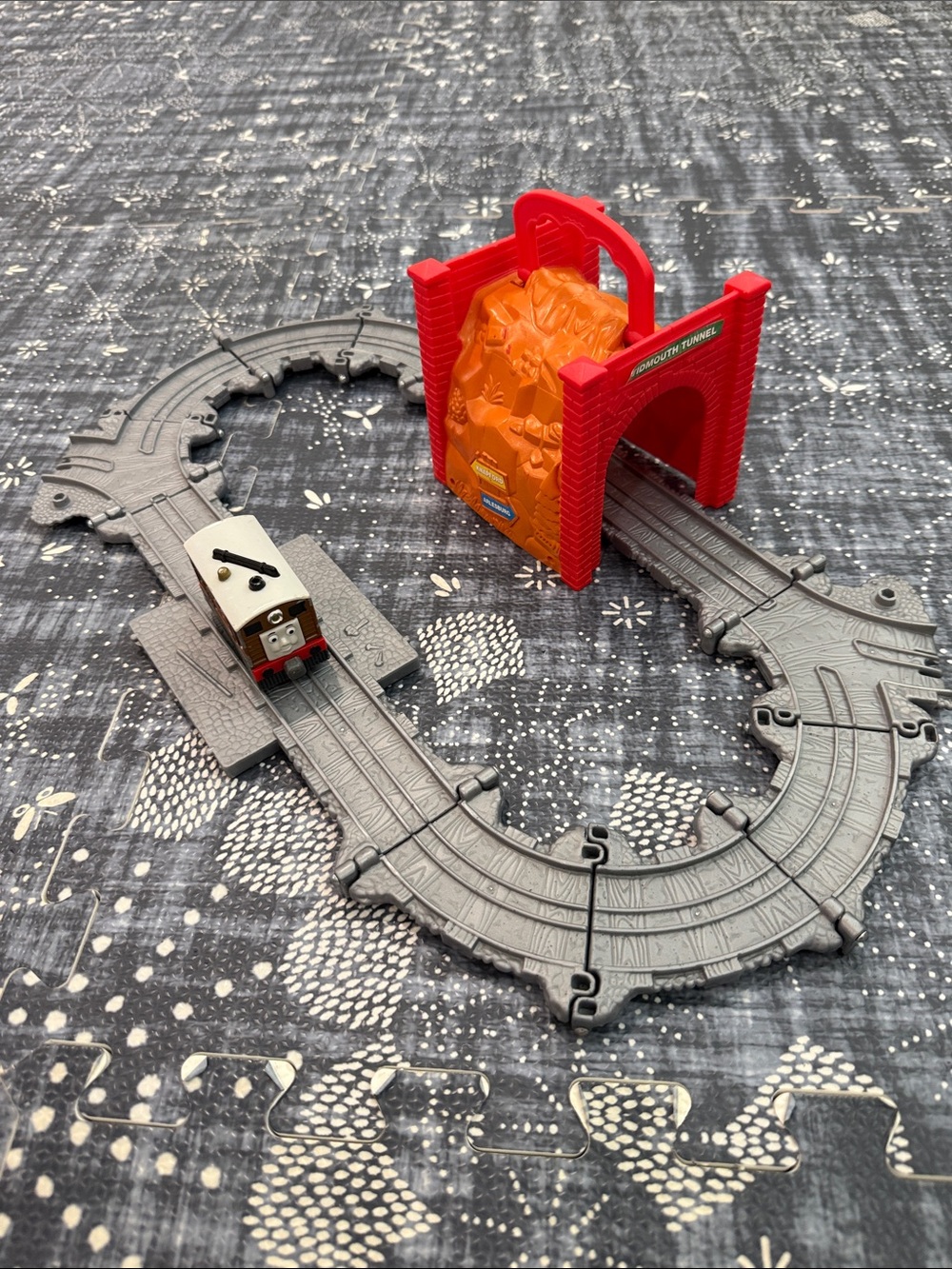 Thomas Take-n-Play Tidmouth Tunnel Set and Extra Track - Picture 3 of 11